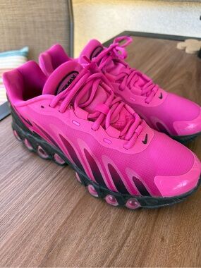 WOMENS NIKE DN8 LASER FUCHSIA SZ9. EUC
